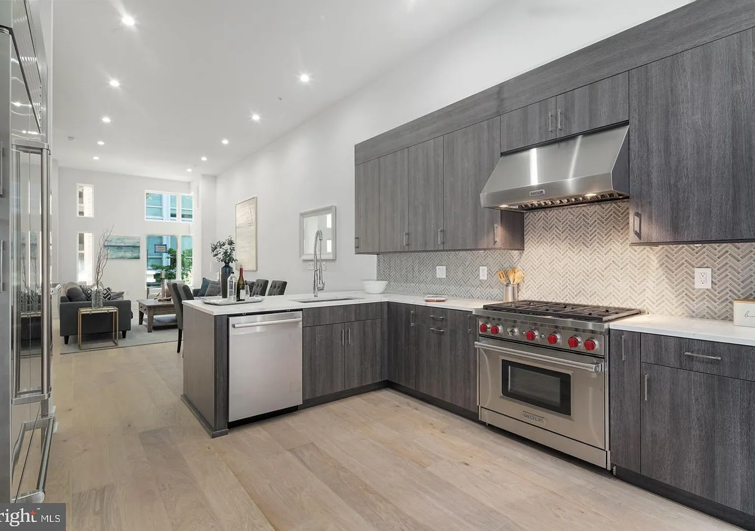 Old City Townhome with 2 Car Parking — Photo 3