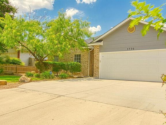 3rd image of 1706 Larkspur Dr