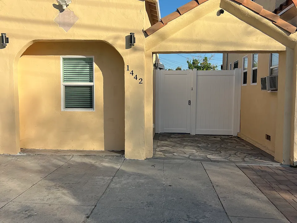 1444 Alvira St