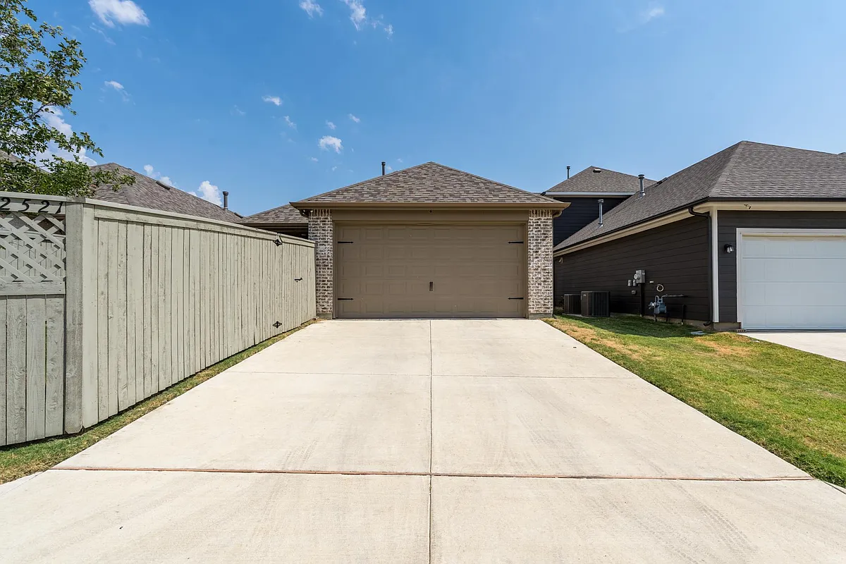 Driveway - 2521 Elm Pl
