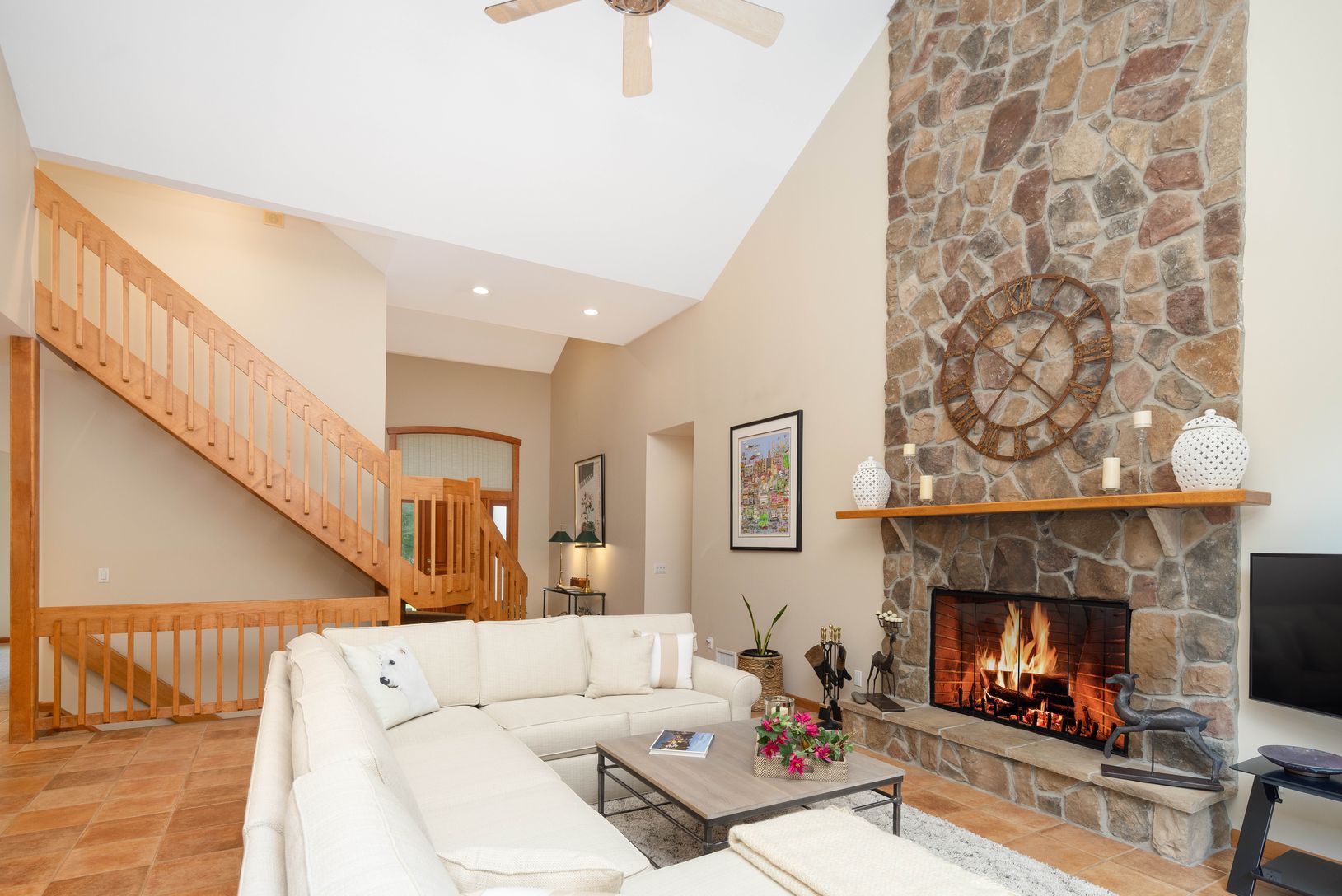  Living Room wi/soaring fp