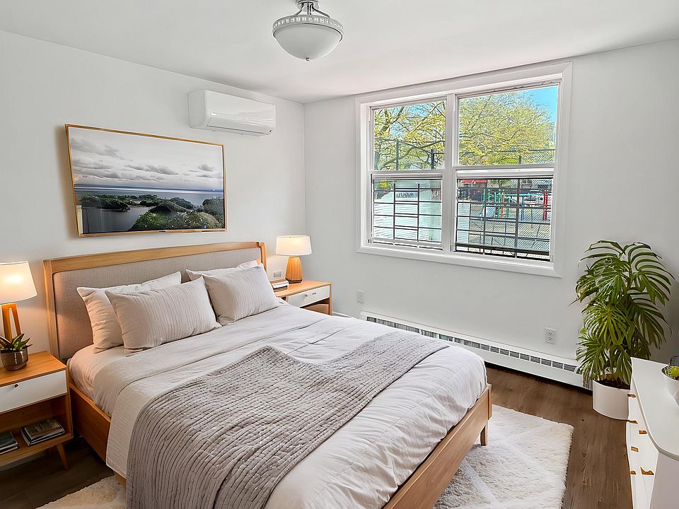 MASTER BEDROOM (STAGED)