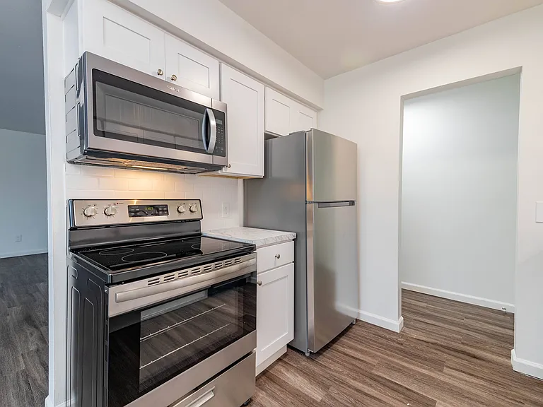 Knollwood Village Apartments — Photo 15