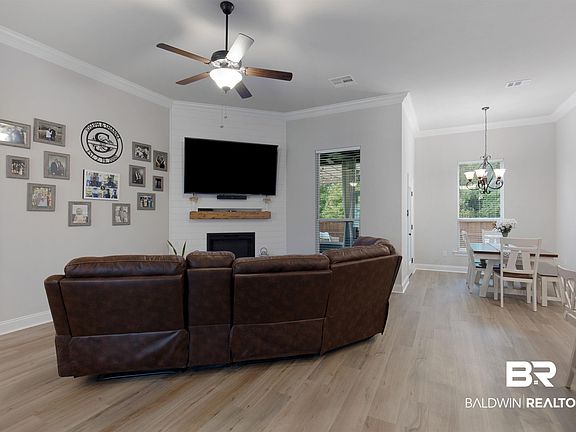 5th image of 568 Crackwillow Ave