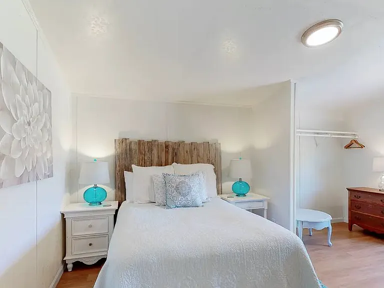 2400 Washington St — Photo 14