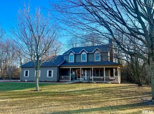 17807 Grand Oaks Dr, Petersburg, IL 62675