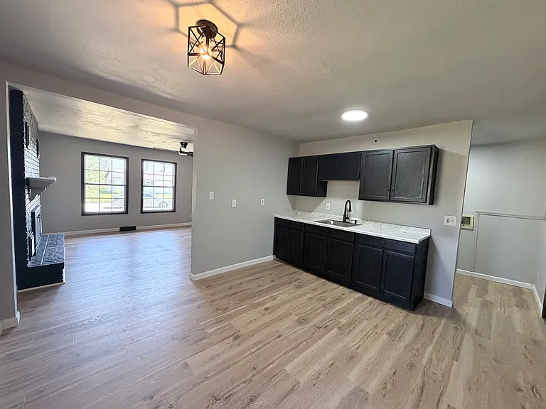 1608 Armand Dr — Photo 3