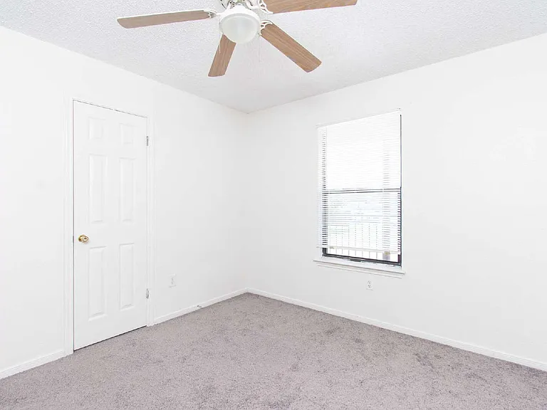 142 Wolf Rd #D — Photo 11