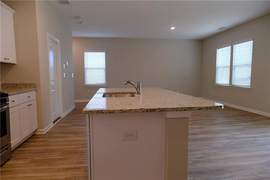 4 bed, 2.5 bath, 1825 sqft, $2,200 — Photo 4