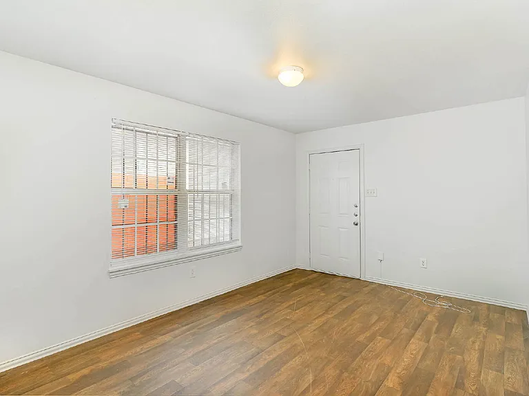 2907 La Salle St — Photo 20