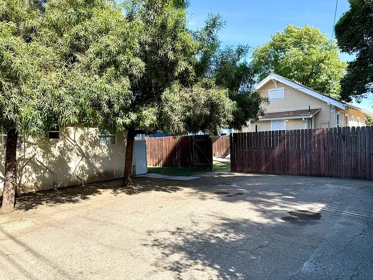 2133 E Washington St — Photo 23