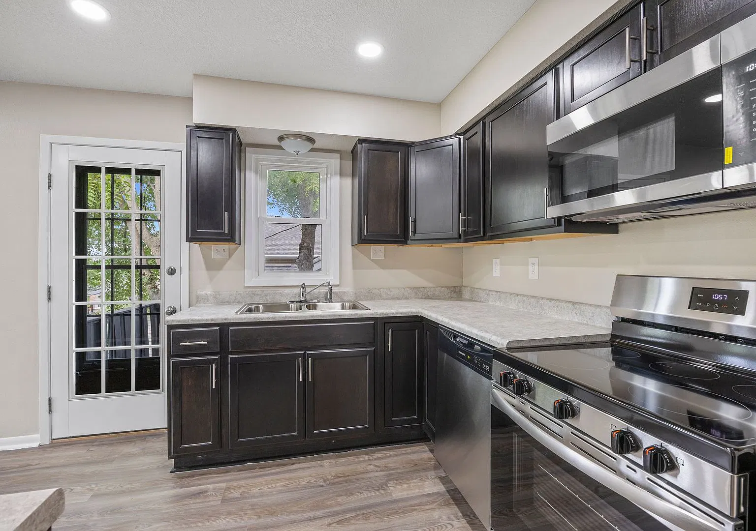 Charming 3 bedroom 1.5 bathroom home — Photo 4