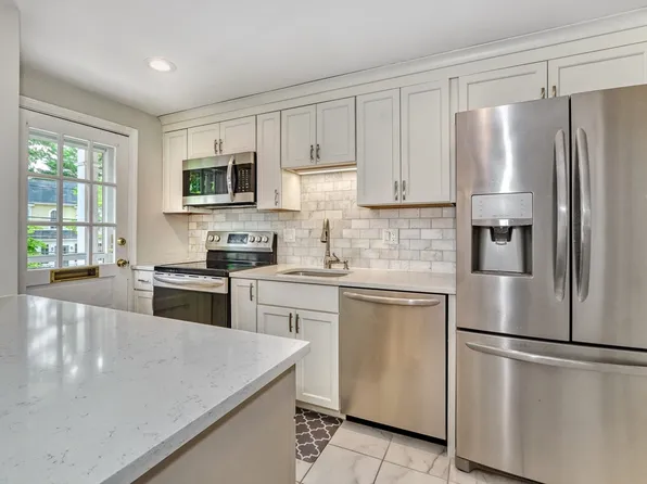 50 Lake St APT B, Winchester, MA 01890