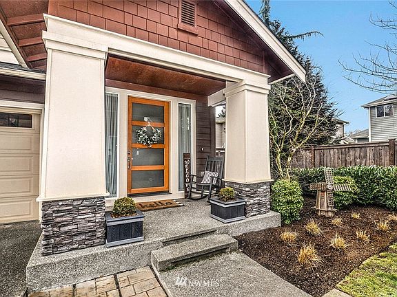 Covered front porch -Entry.