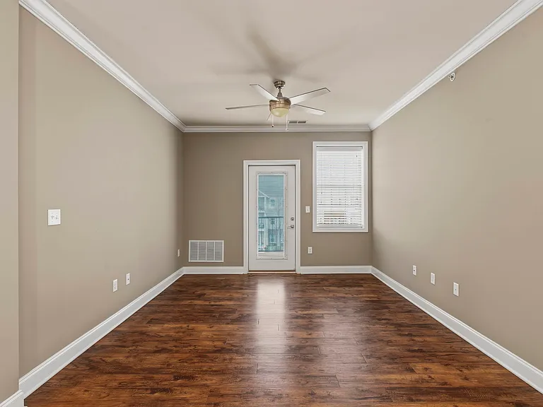 Mount Victor Olde Towne Luxury Apartments — Photo 129