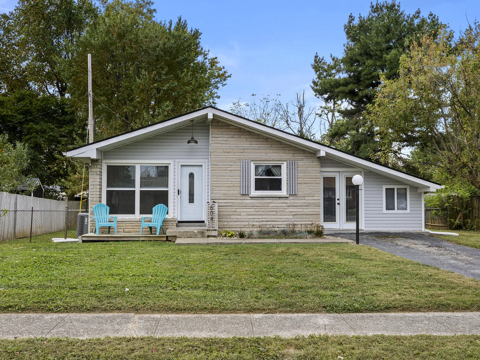 3 bed, 2.0 bath, 2112 sqft, $2,100 — Photo 1
