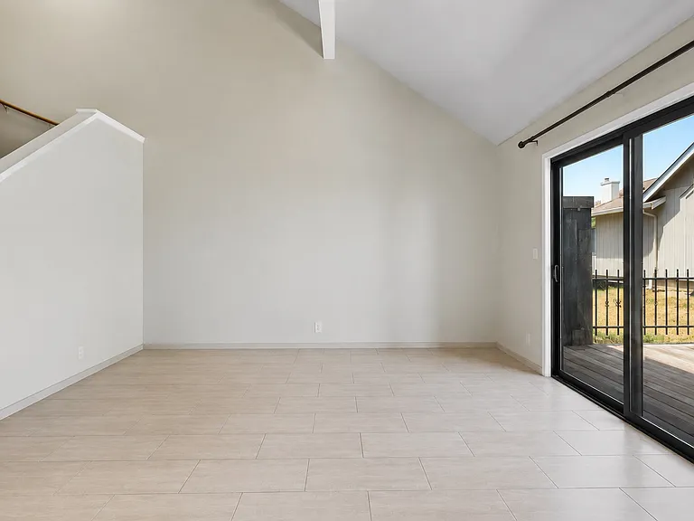 405 Creekside Ln — Photo 5