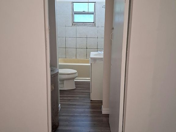 3rd image of 1043 Lee St