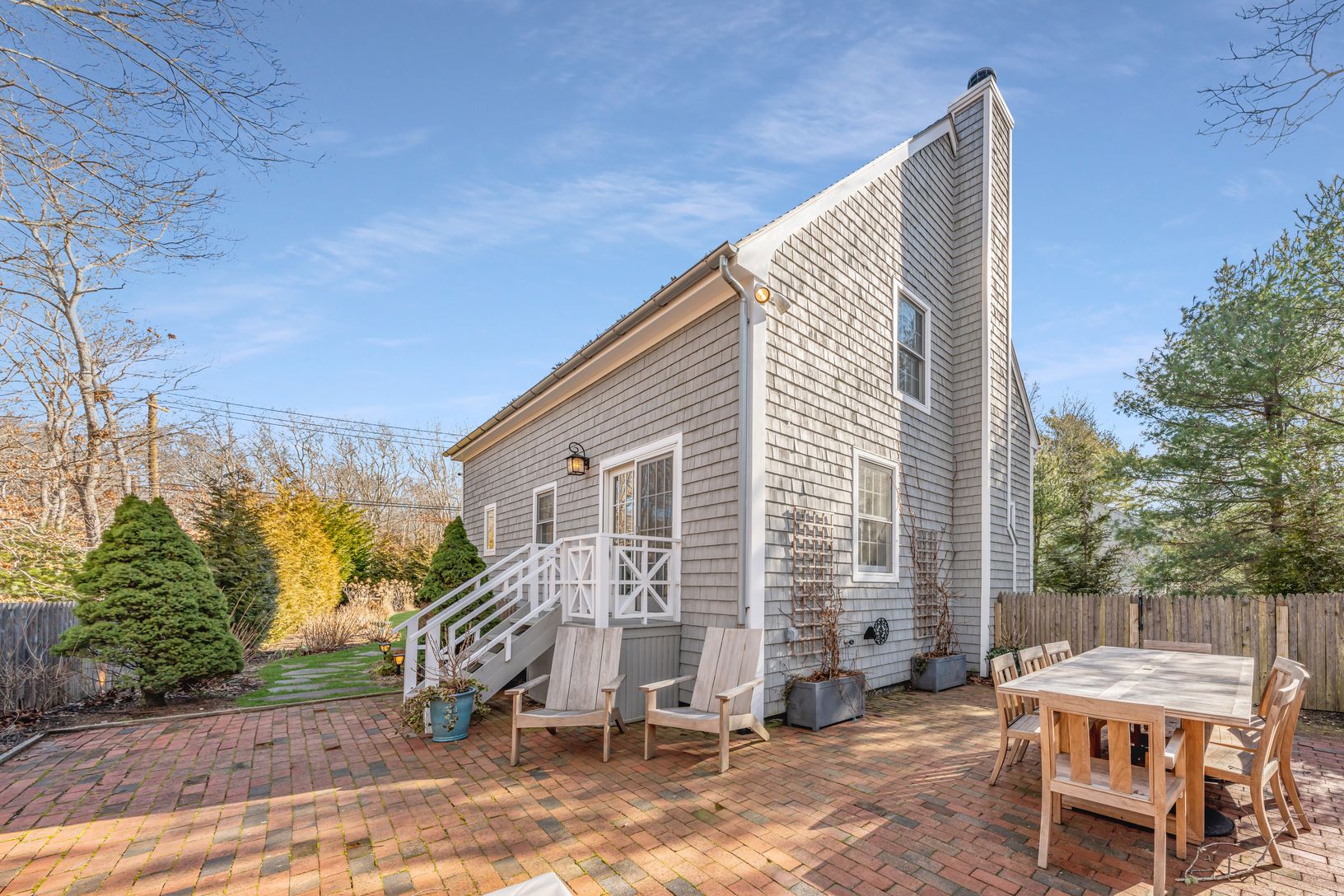  Back patio w/ dining