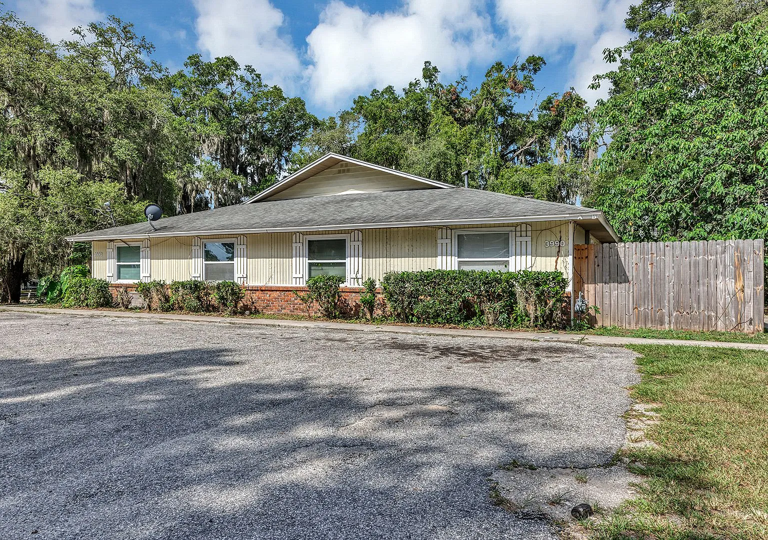 Spacious 3BR/2BA Ocala Home with Modern Finishes,Fireplace Floor-to-Ceiling Sliding Glass Doors &... — Photo 4