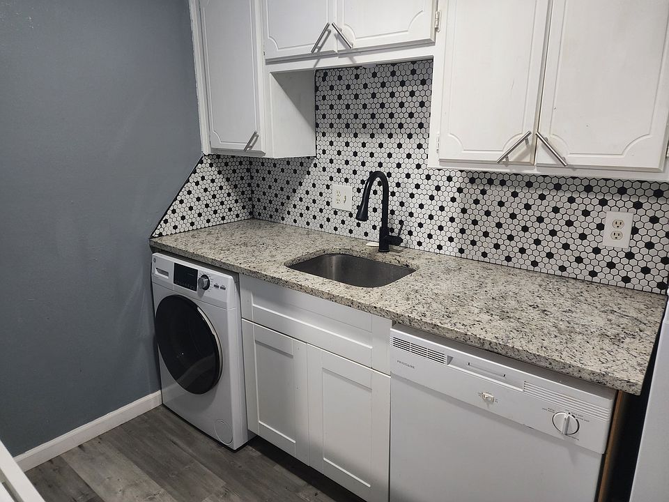 1st image of 401 12th Ave SE APT 304