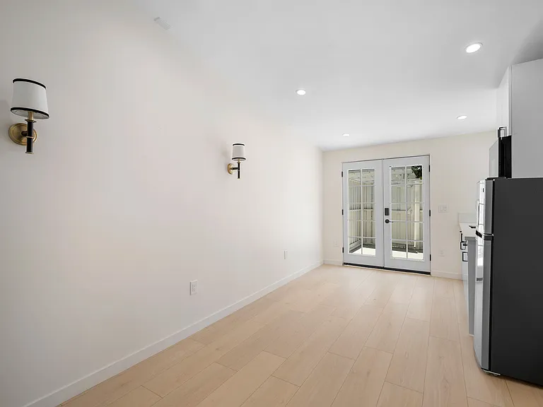 22432 Burbank Blvd #1/2 — Photo 8