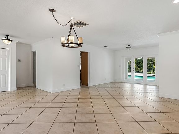 5th image of 1120 E Tropical Way