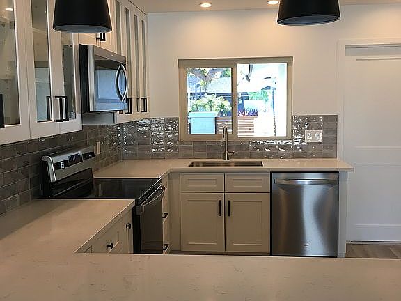 Kitchen with eat-at bar