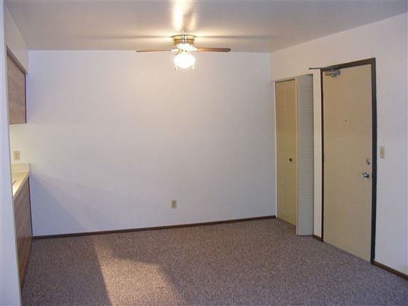Large Dining Room w/ Breakfast Bar