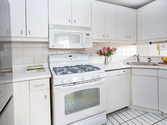 4th image of 225 W 83rd St APT 20L
