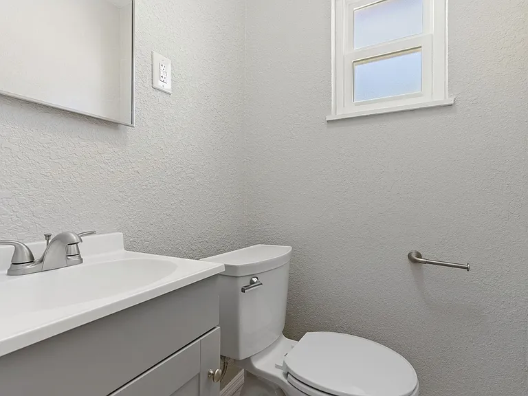 1422 N Tremain St #1424 — Photo 9
