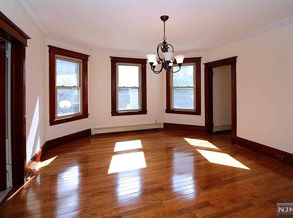 4th image of 488 Piermont Ave