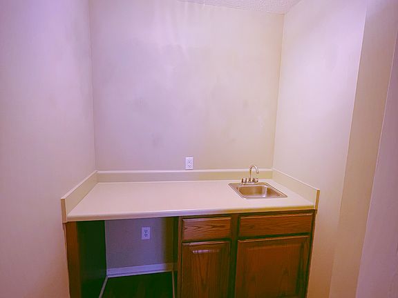 4th image of 21899 Williamsburg Dr