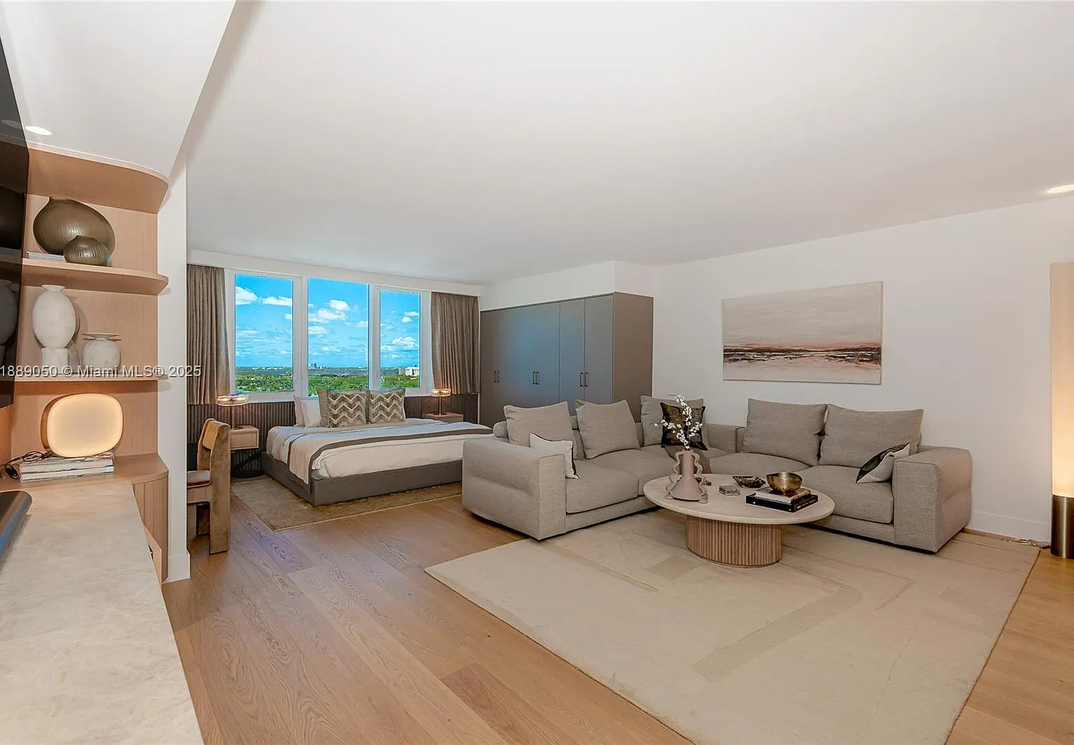 Roney Palace Condo — Photo 1
