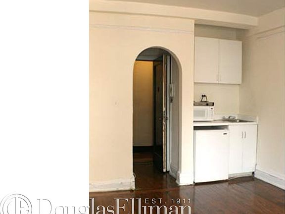 2nd image of 11 Waverly Pl APT 10B
