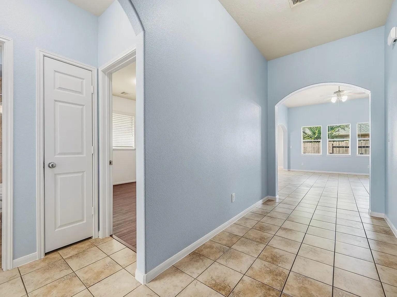 3 bed, 2.0 bath, 1588 sqft, $2,100 — Photo 4
