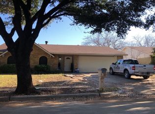 417 Parkvale Ln, Grand Prairie, TX 75052