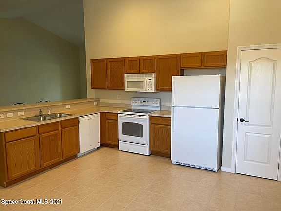 3rd image of 1020 Venetian Dr Unit 203