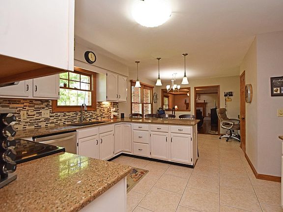 2nd image of 898 Holz Ave