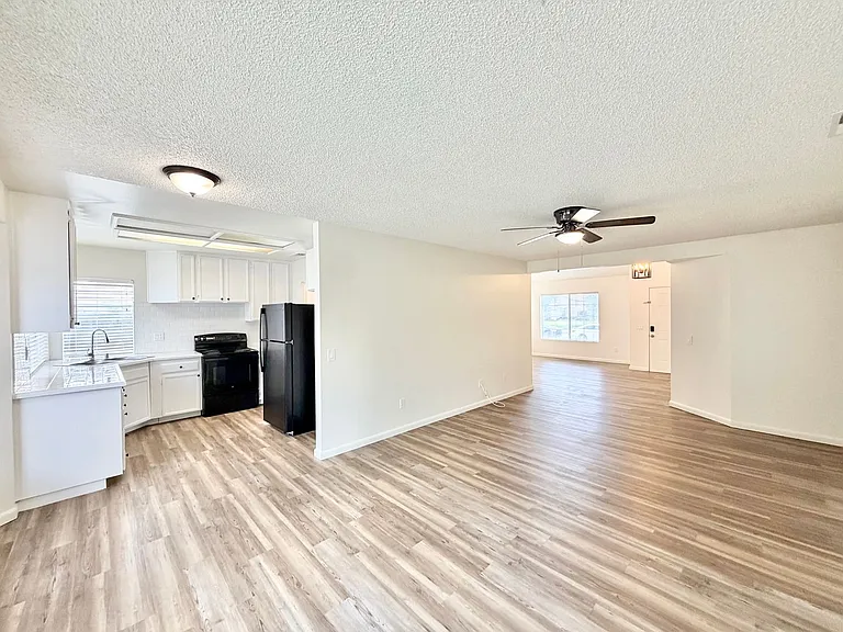 24690 Rugby Ln — Photo 12