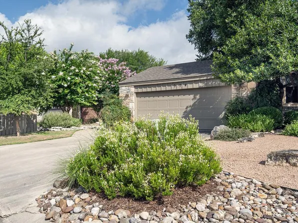 374 Englewood Dr, Kerrville, TX 78028