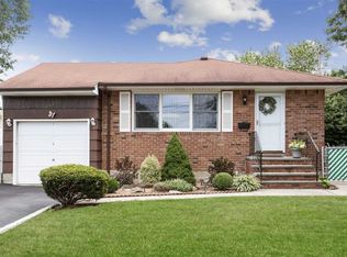 2439 Spruce St, Seaford, NY 11783