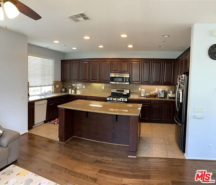 3 bed, 2.5 bath, 1782 sqft, $4,000 — Photo 2