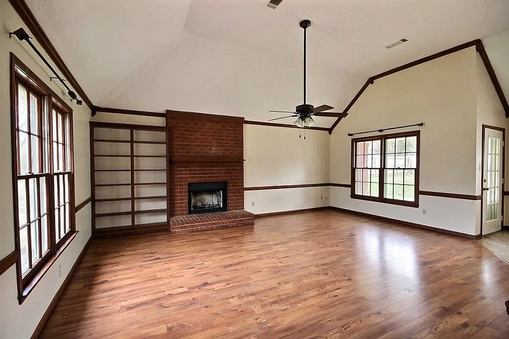 3 bed, 2.0 bath, 1636 sqft, $2,100 — Photo 2