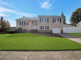 26 Rhonda Ln, Farmingdale, NY 11735