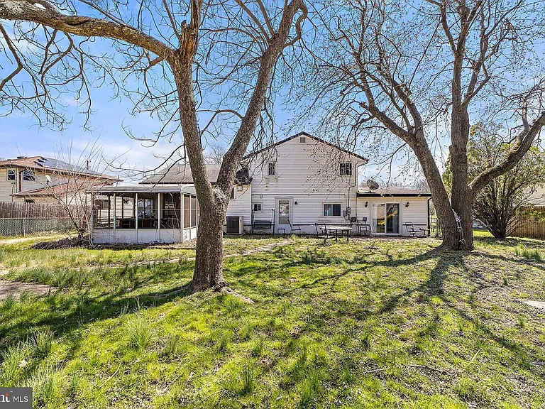 991 Sherbrook Cir — Photo 4