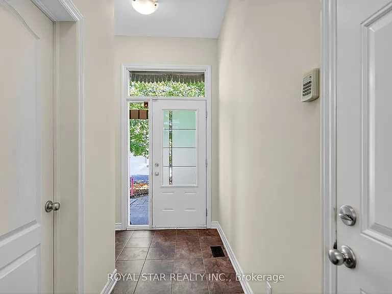 272 Broxburn Cres — Photo 3