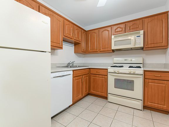 4th image of 945 E Kenilworth Ave Unit 410