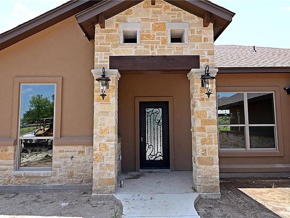 4th image of 1004 Park View Dr