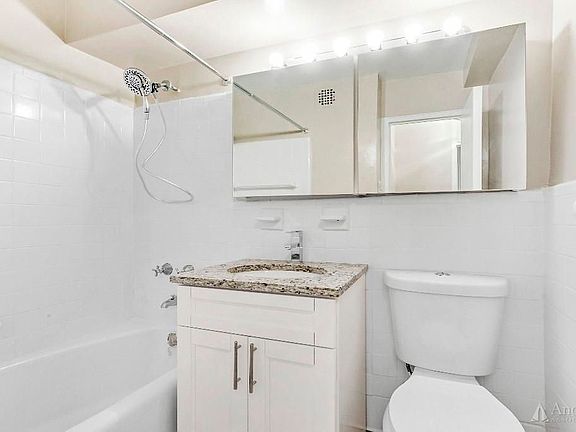5th image of 211 E 53rd St APT 8M